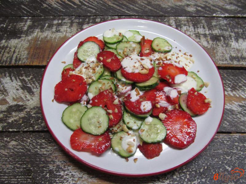 Фото приготовление рецепта: Салат из клубники с огурцом шаг №5