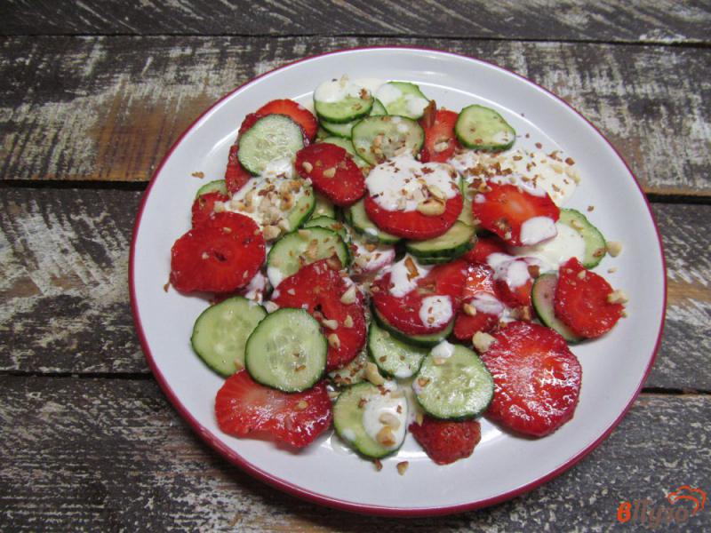 Фото приготовление рецепта: Салат из клубники с огурцом шаг №4
