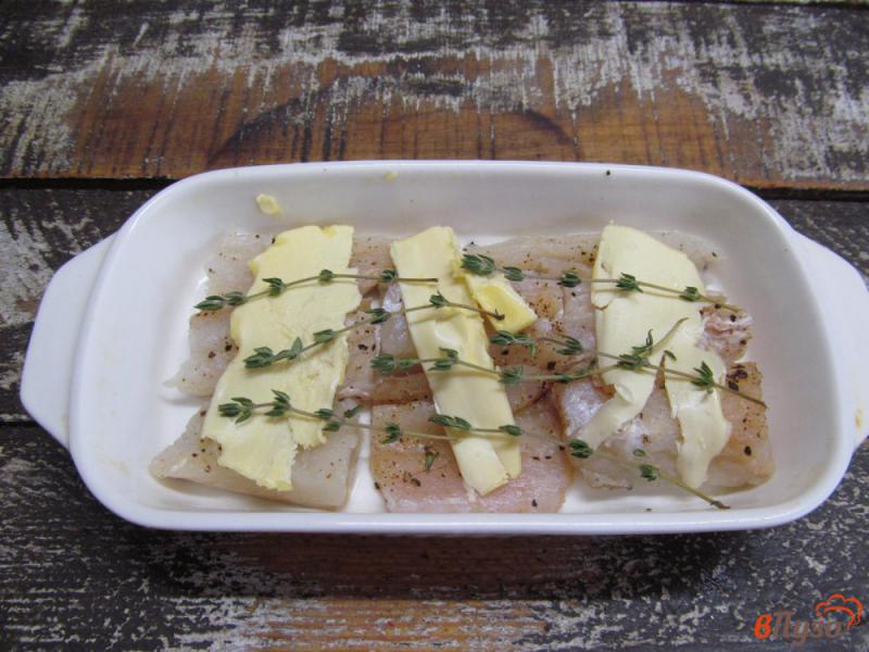Фото приготовление рецепта: Запеченная рыба под овощами шаг №3