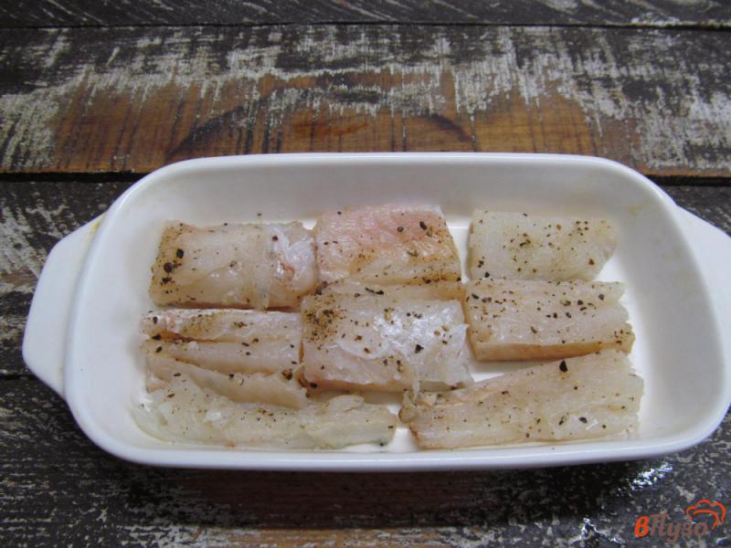 Фото приготовление рецепта: Запеченная рыба под овощами шаг №2
