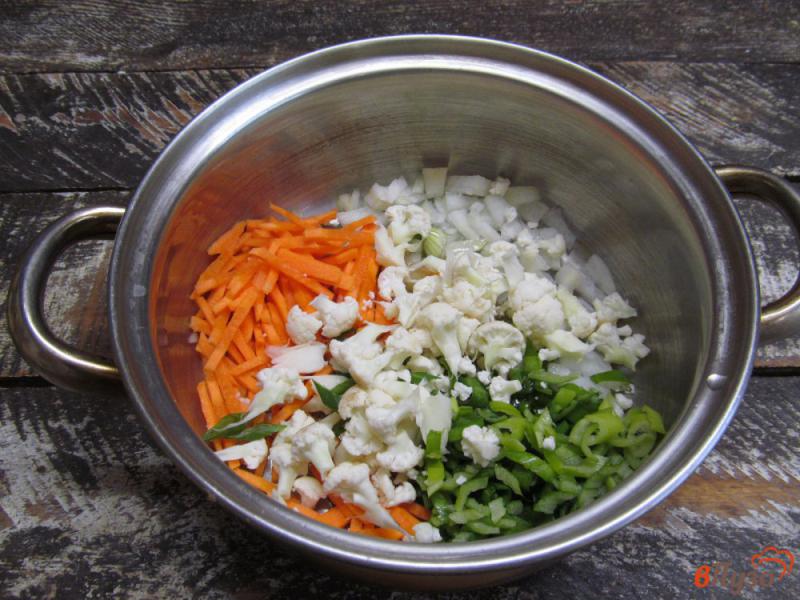 Фото приготовление рецепта: Гороховый суп на курином бульоне с цветной капустой шаг №2