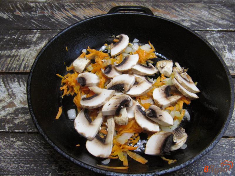 Фото приготовление рецепта: Овсяная каша с грибами шаг №2
