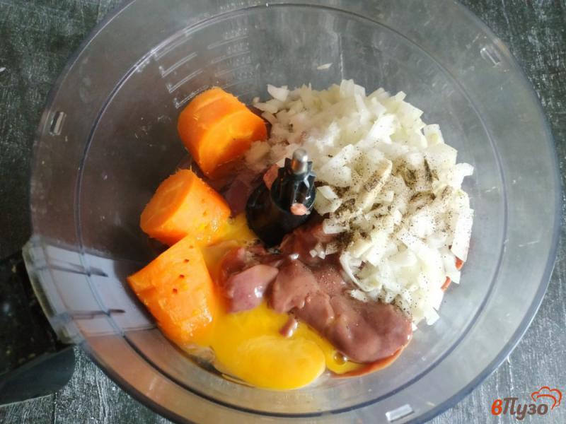 Фото приготовление рецепта: Печеночные оладьи с морковью шаг №2