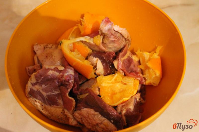 Фото приготовление рецепта: Утка запеченная с апельсином шаг №2