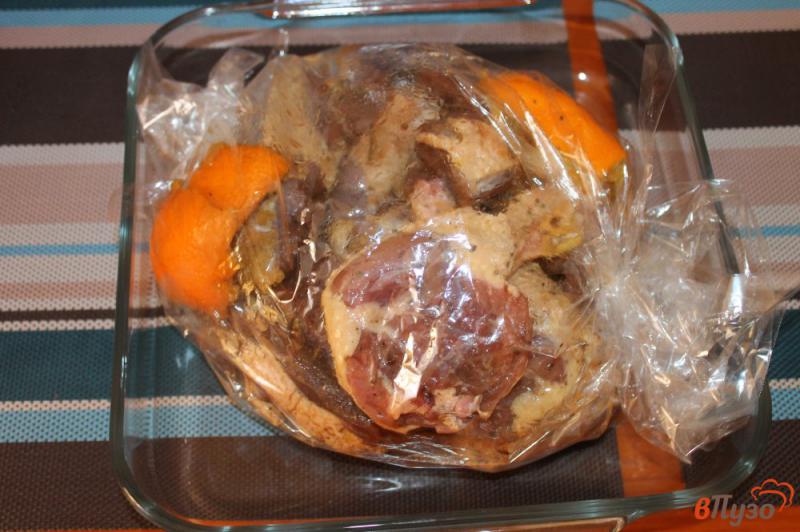 Фото приготовление рецепта: Утка запеченная с апельсином шаг №5