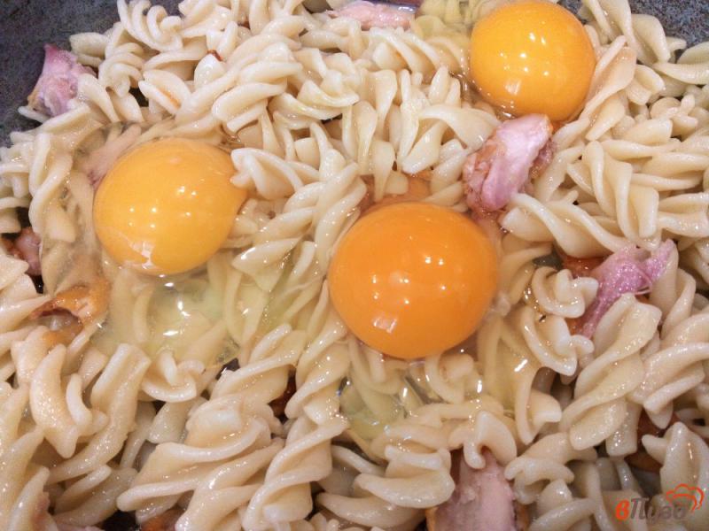 Фото приготовление рецепта: Макароны с копченым окорочком и яйцами шаг №4