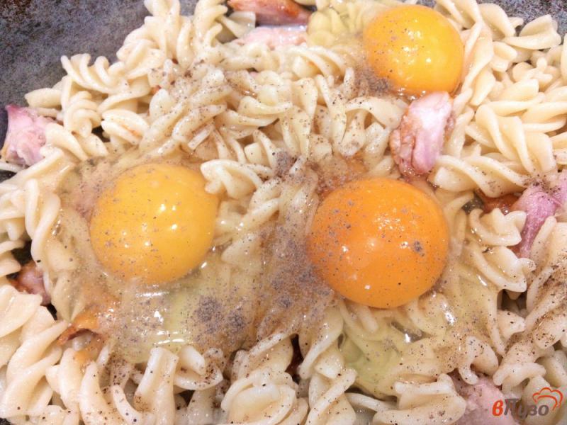 Фото приготовление рецепта: Макароны с копченым окорочком и яйцами шаг №5
