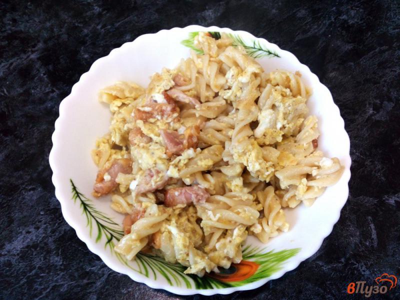 Фото приготовление рецепта: Макароны с копченым окорочком и яйцами шаг №7