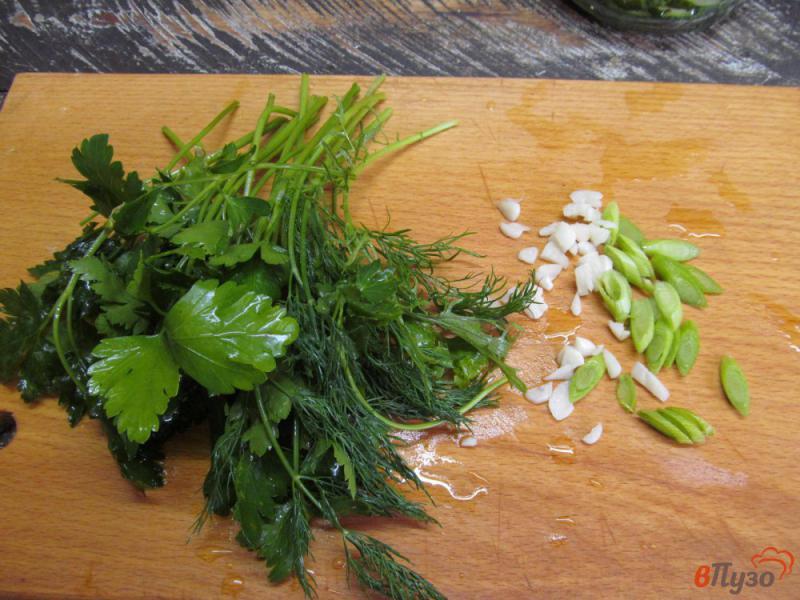 Фото приготовление рецепта: Помидорный салат с малосольным огурцом шаг №2