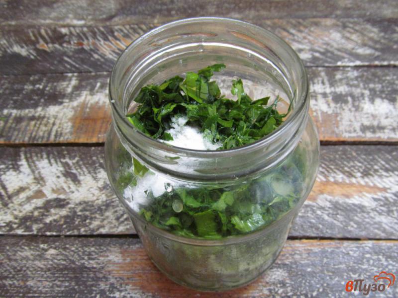 Фото приготовление рецепта: Помидорный салат с малосольным огурцом шаг №3