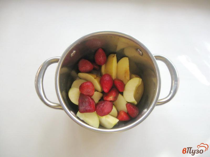Фото приготовление рецепта: Кисель из яблок и клубники шаг №2
