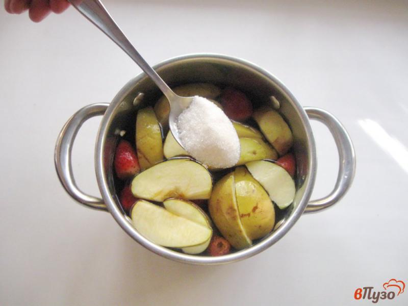 Фото приготовление рецепта: Кисель из яблок и клубники шаг №4
