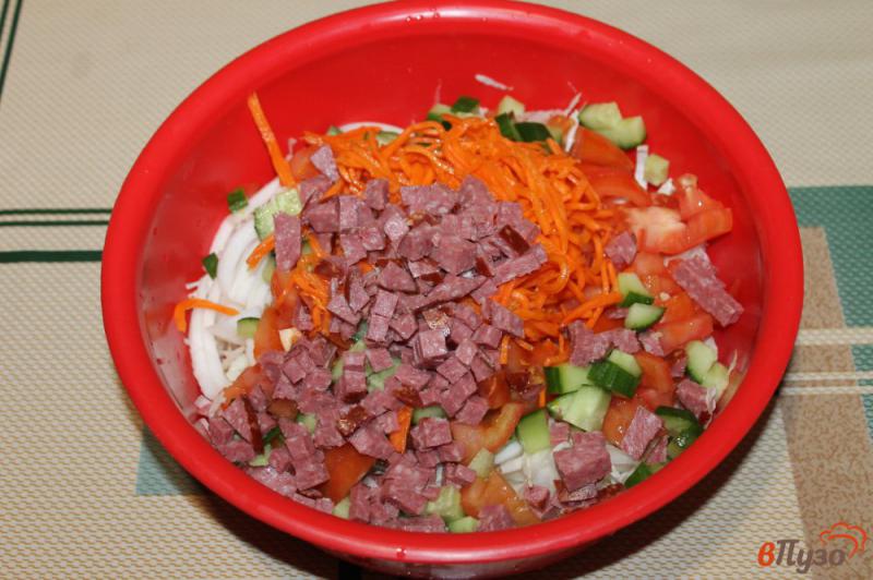 Фото приготовление рецепта: Салат из пекинской капусты с копченой колбасой, яйцом и морковью шаг №3