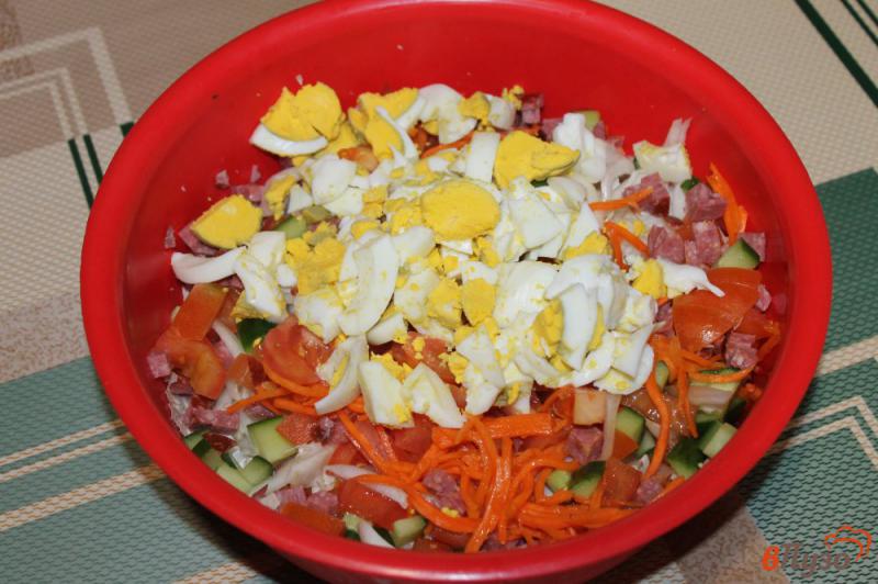 Фото приготовление рецепта: Салат из пекинской капусты с копченой колбасой, яйцом и морковью шаг №4