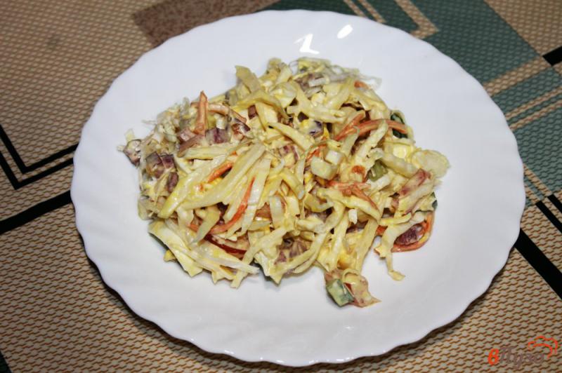 Фото приготовление рецепта: Салат из пекинской капусты с копченой колбасой, яйцом и морковью шаг №6