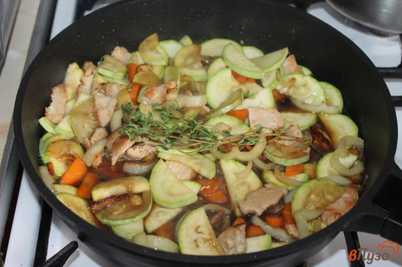Фото приготовление рецепта: Рагу из кабачка с куриным филе шаг №4