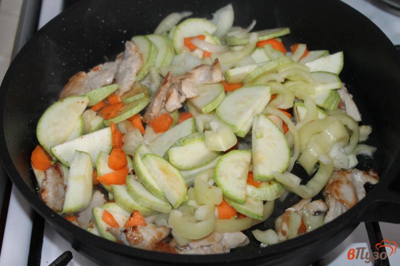 Фото приготовление рецепта: Рагу из кабачка с куриным филе шаг №3