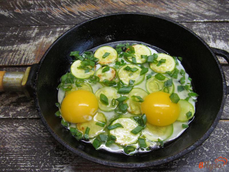 Фото приготовление рецепта: Яйца с кабачком и творогом шаг №2