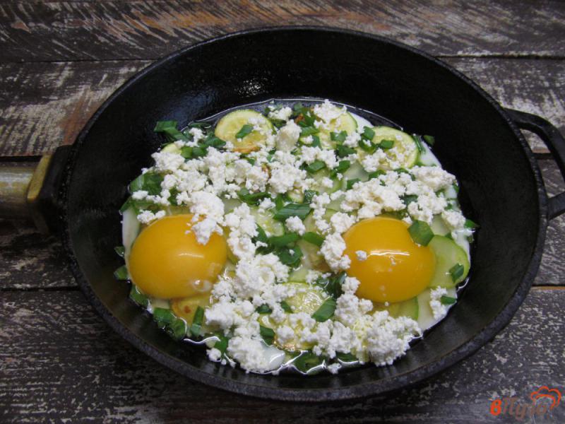 Фото приготовление рецепта: Яйца с кабачком и творогом шаг №3