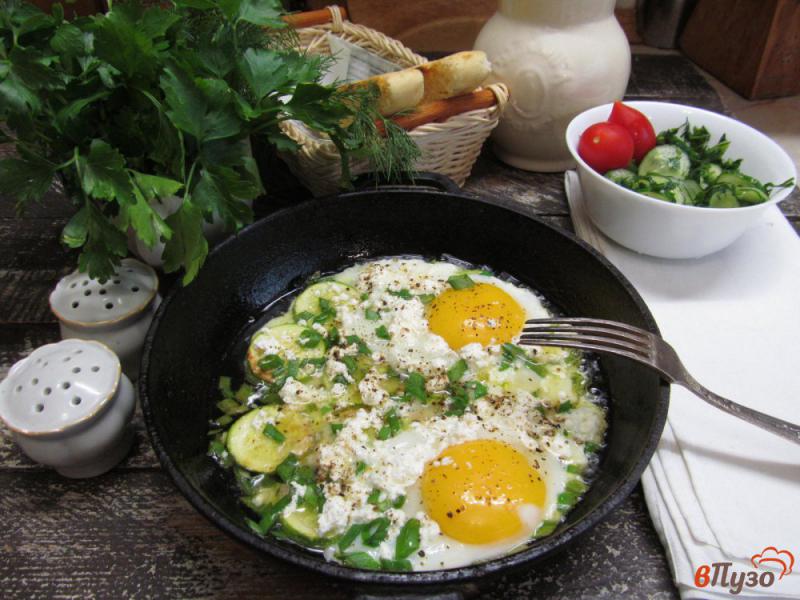 Фото приготовление рецепта: Яйца с кабачком и творогом шаг №4
