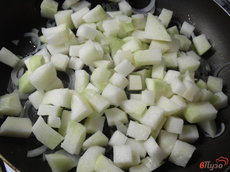 Фото приготовление рецепта: Жареная кольраби с овощами шаг №2