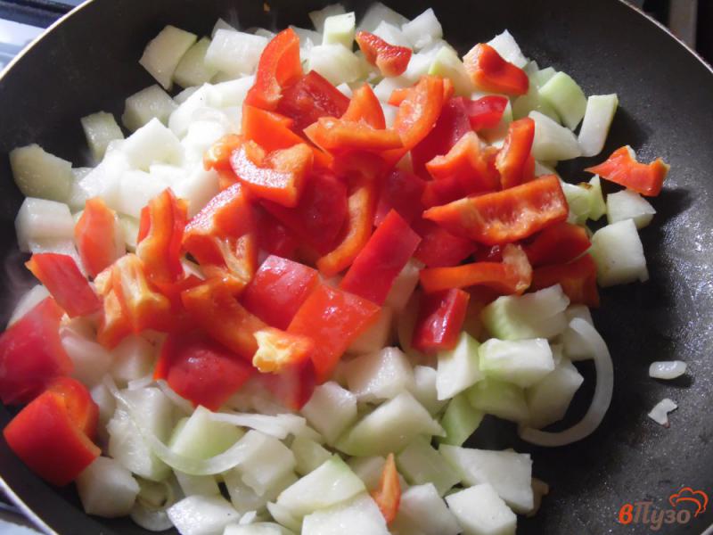 Фото приготовление рецепта: Жареная кольраби с овощами шаг №3
