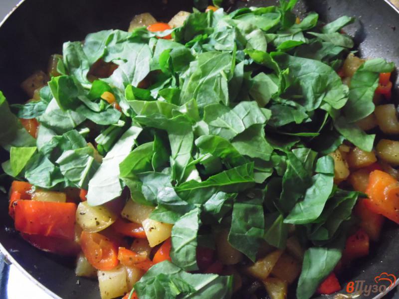 Фото приготовление рецепта: Жареная кольраби с овощами шаг №5