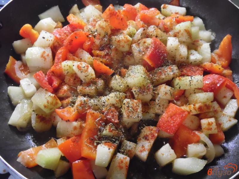 Фото приготовление рецепта: Жареная кольраби с овощами шаг №4
