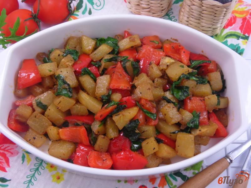 Фото приготовление рецепта: Жареная кольраби с овощами шаг №6