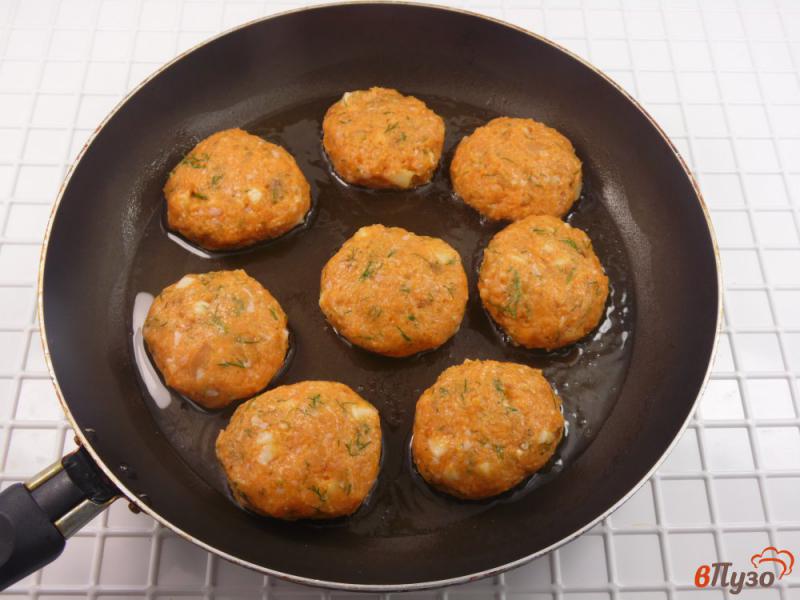 Фото приготовление рецепта: Котлеты куриные с томатной пастой шаг №8