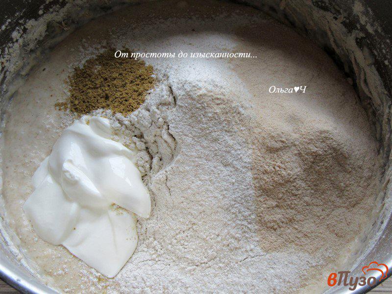 Фото приготовление рецепта: Цельнозерновой сметанный хлеб с гречневой мукой шаг №3