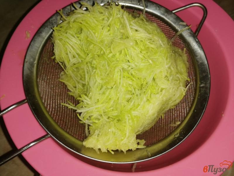Фото приготовление рецепта: Кабачково-сырные оладьи шаг №2