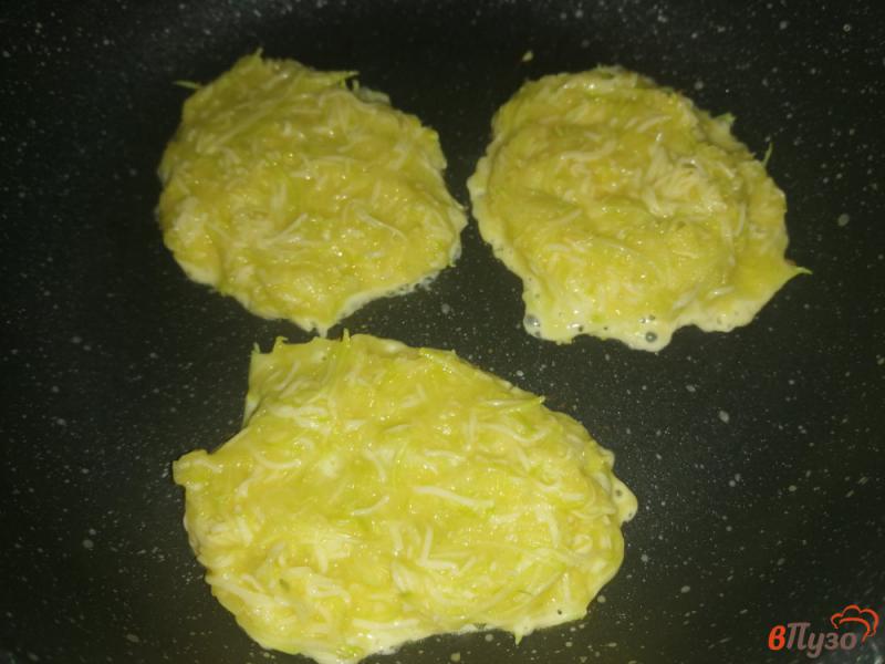 Фото приготовление рецепта: Кабачково-сырные оладьи шаг №5