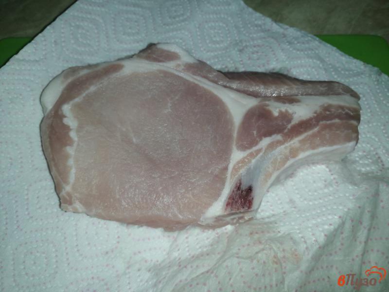 Фото приготовление рецепта: Свиная котлета на косточке в сметане шаг №1