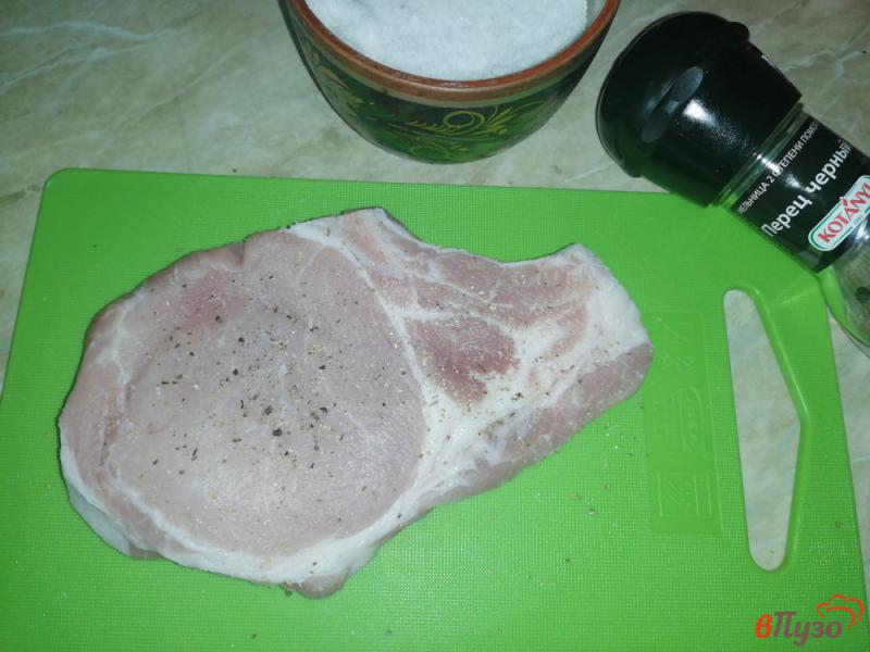 Фото приготовление рецепта: Свиная котлета на косточке в сметане шаг №2