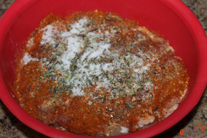 Фото приготовление рецепта: Куриное бедро маринованное в айране шаг №2