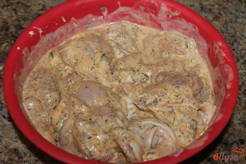 Фото приготовление рецепта: Куриное бедро маринованное в айране шаг №4