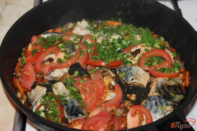 Фото приготовление рецепта: Скумбрия тушеная с томатами шаг №4