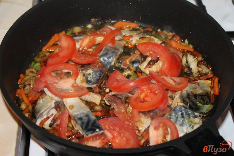Фото приготовление рецепта: Скумбрия тушеная с томатами шаг №3