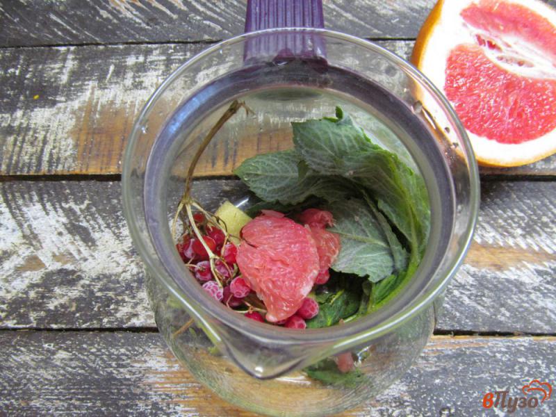 Фото приготовление рецепта: Чай - напиток из грейпфрута с мятой и розмарином шаг №3