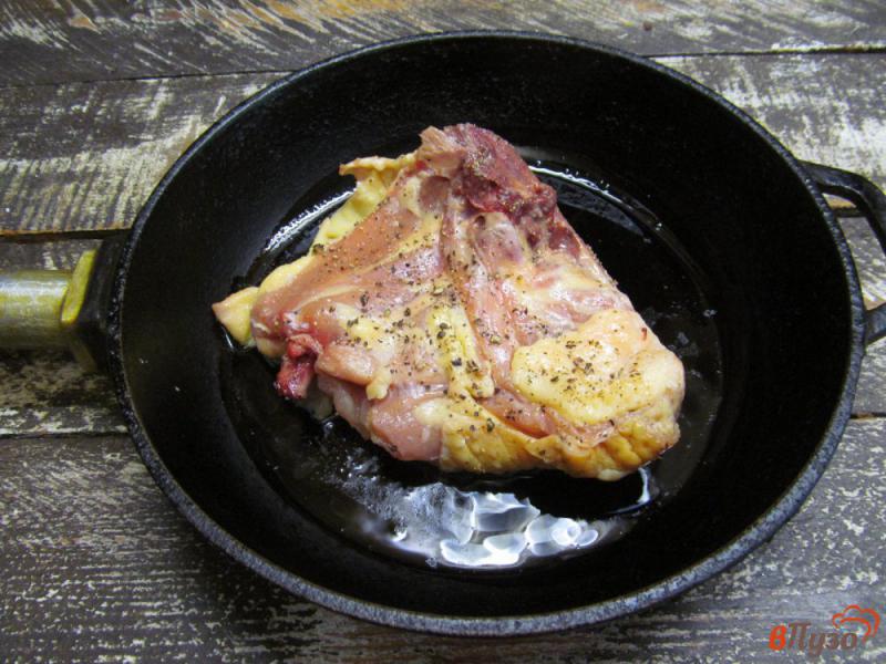 Фото приготовление рецепта: Куриные бедра с фасолью и овощами шаг №1
