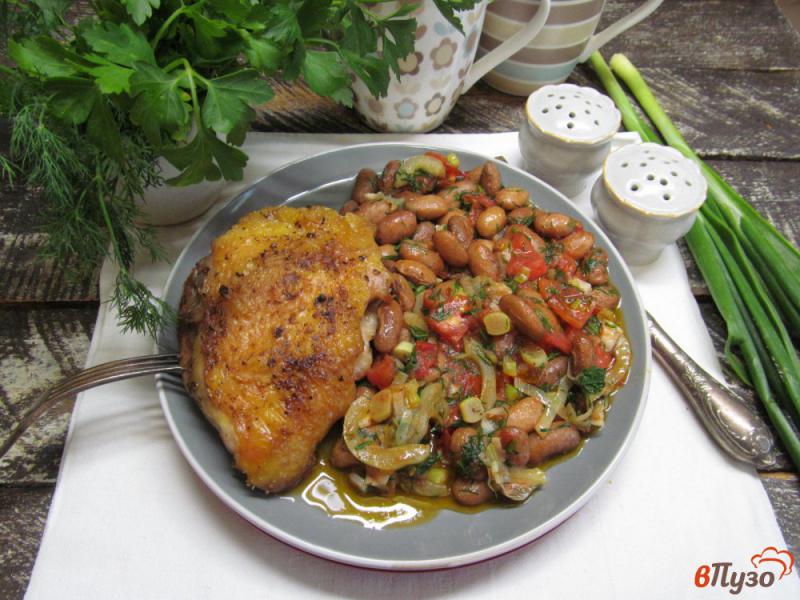 Фото приготовление рецепта: Куриные бедра с фасолью и овощами шаг №5