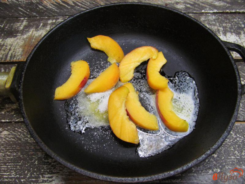 Фото приготовление рецепта: Кукурузная каша с персиком и творогом шаг №6