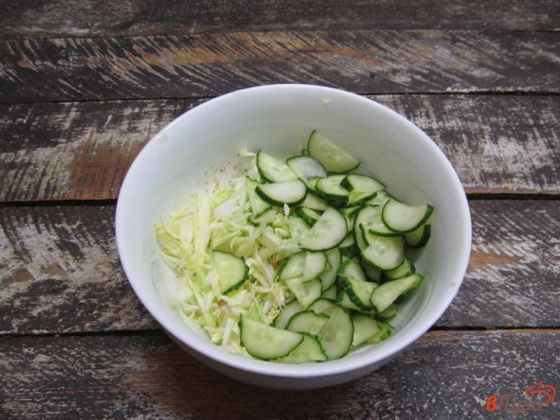 Фото приготовление рецепта: Салат из молодой капусты с яблоком и сырыми шампиньонами шаг №2