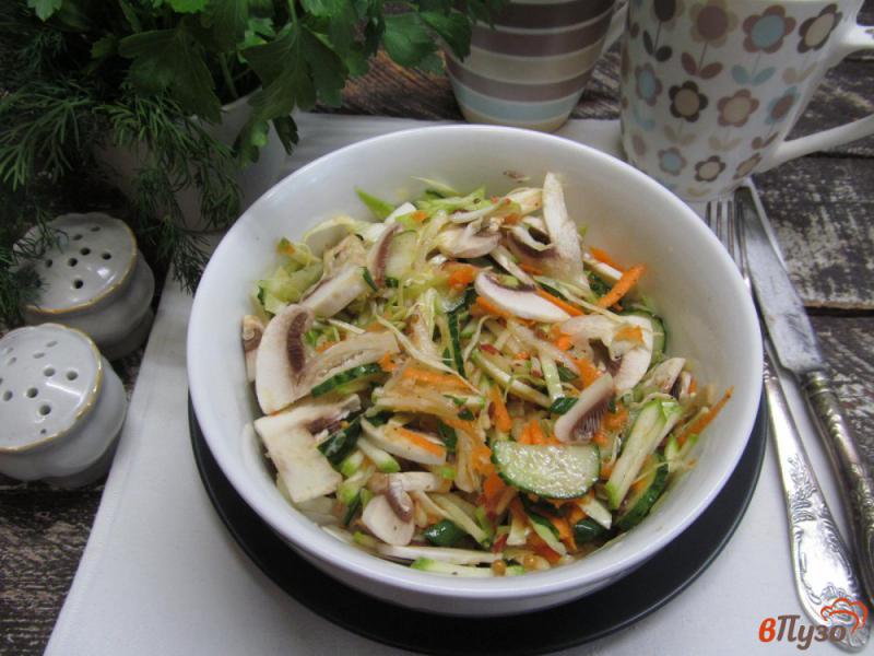 Фото приготовление рецепта: Салат из молодой капусты с яблоком и сырыми шампиньонами шаг №6