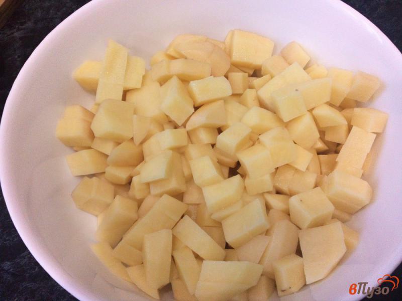 Фото приготовление рецепта: Картофель с грибами помидором и укропом в горшках шаг №2