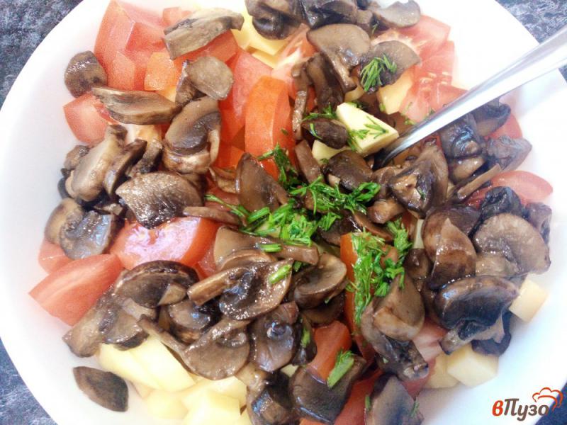 Фото приготовление рецепта: Картофель с грибами помидором и укропом в горшках шаг №4