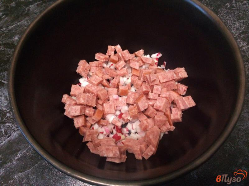 Фото приготовление рецепта: Окрошка с редисом картофелем яйцом и колбасой шаг №2