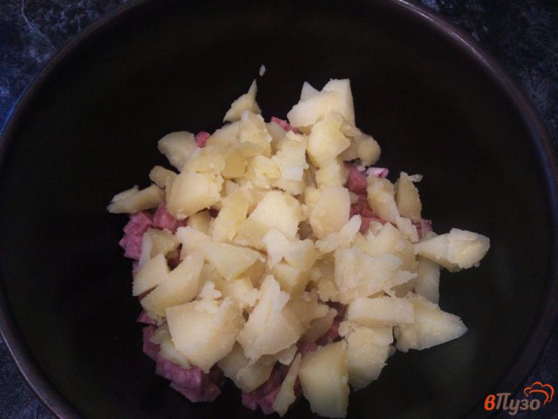 Фото приготовление рецепта: Окрошка с редисом картофелем яйцом и колбасой шаг №3