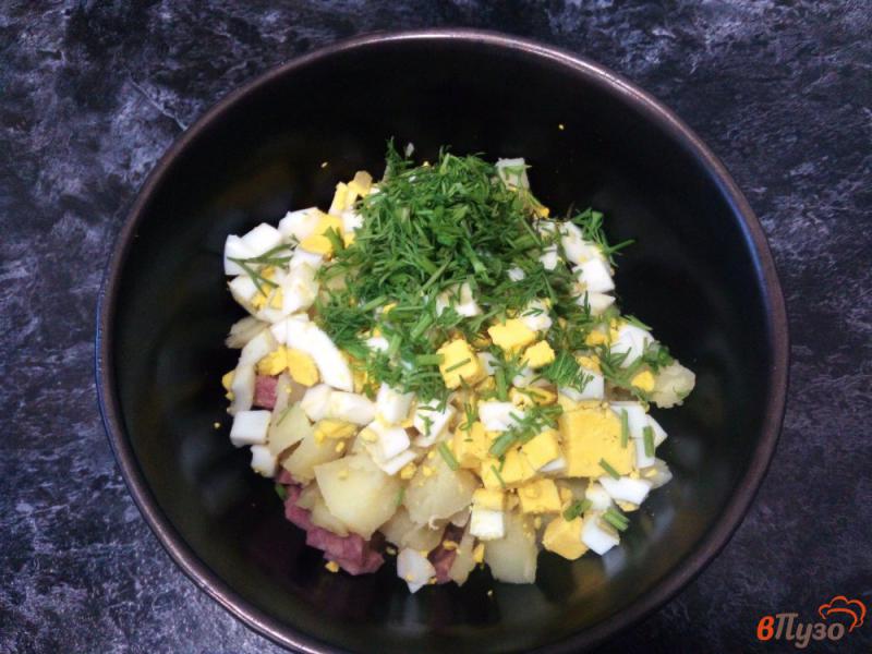Фото приготовление рецепта: Окрошка с редисом картофелем яйцом и колбасой шаг №4